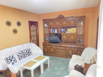 Mueble de salón de madera y vidrieras