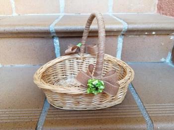 cesta de mimbre adornada