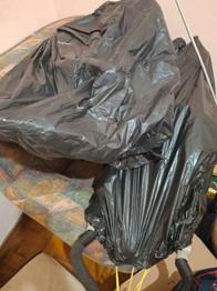 Un coche de bebe con lote de ropa