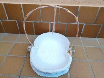 cesta de mimbre adornada