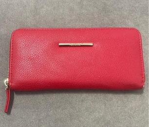 Se regala cartera roja de Bershka